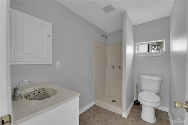 Building Photo - Charming 2-Bedroom Home with Central AC and Fenced Lot!