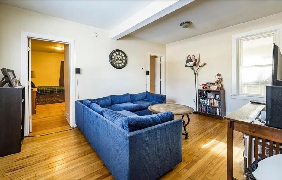 Living Room - 521 Bay St