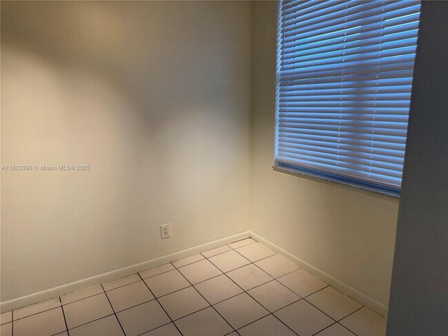 Building Photo - 250 Jacaranda Dr