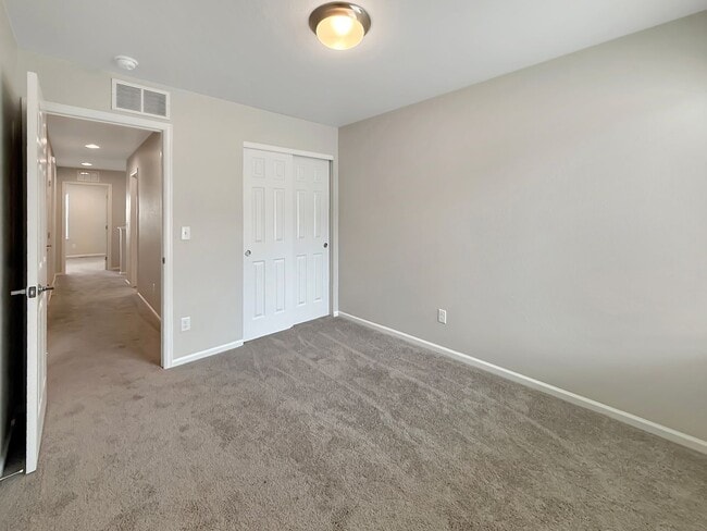 Building Photo - $0 DEPOSIT OPTION. BRIGHT AND SPACIOUS 3-B...