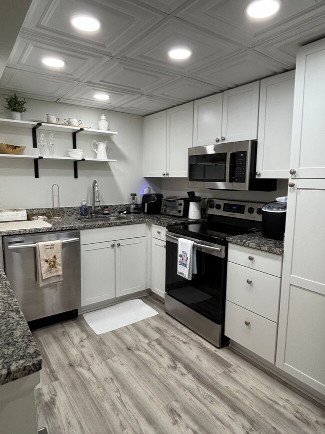 Building Photo - Spacious 3BR/2BA Condo Near UTK – Updated,...