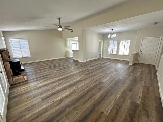 Building Photo - 13635 Elm St