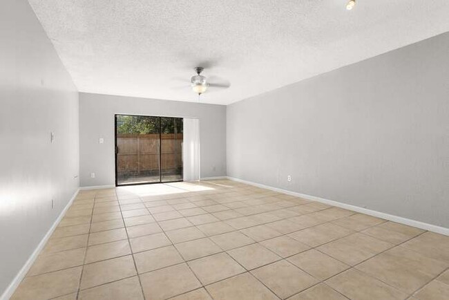 Building Photo - Beautiful 2/2.5 Spacious Condo with a Scre...