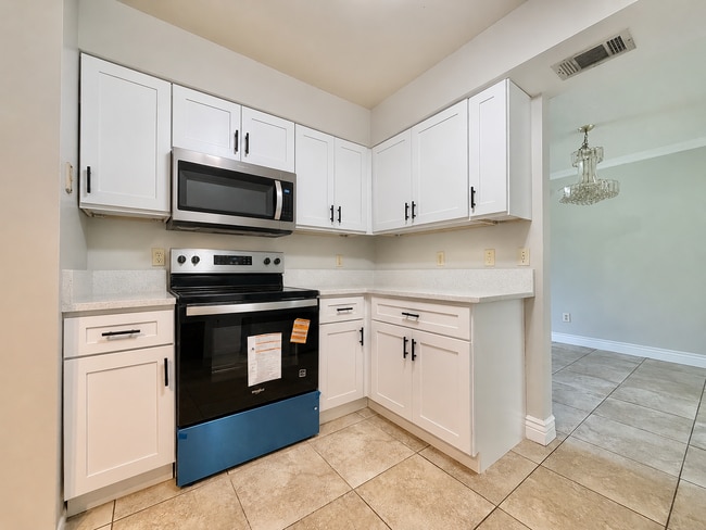 Building Photo - Spacious Home with Large Yard and Central Location! Close to Major Shopping and Dining!