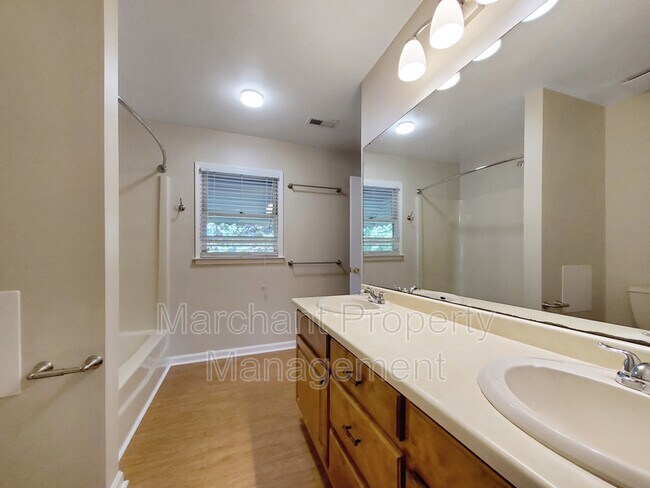 Building Photo - 504 University Ridge