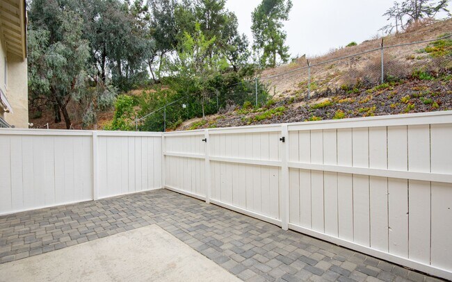 Building Photo - 3 Bedroom, 2.5 Bathroom Townhome!