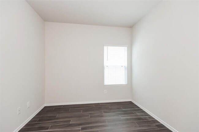 Building Photo - 15367 Estrella Rd W