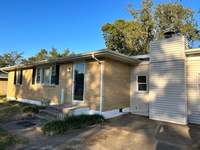 Building Photo - 414 Shady Ln