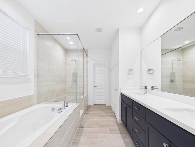 Building Photo - 2711 Clinton Dr