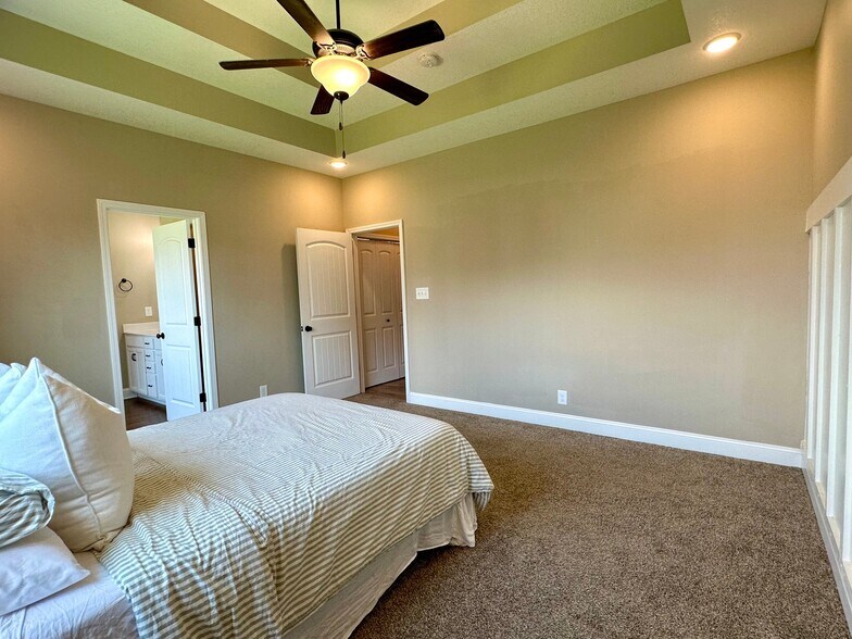 Building Photo - 1124 Eagle's View Dr