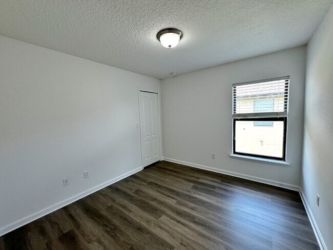 Building Photo - 3BR/2.5BA Paloma Townhome. Bright & Comfortable!