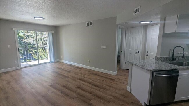 Building Photo - 1948 Lake Atriums Cir