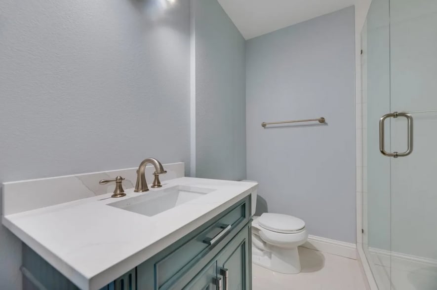 Hallway Full Bathroom with Walk-in Shower - 4808 Carolyn Jean Dr
