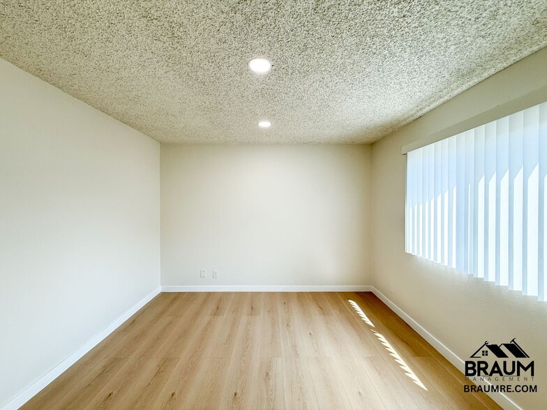 Building Photo - 221 W Elm Ave