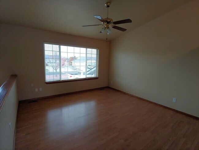 Building Photo - Large 3/2 in the Singing Hills Neighborhoo...
