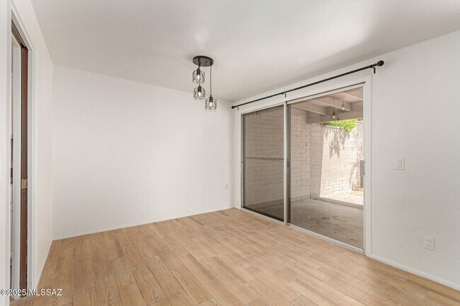 Building Photo - 6 E Madrid Dr
