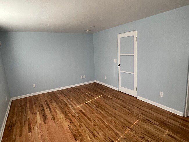 Building Photo - 3 Bedroom, 1 Bathroom Single Family Home in Desirable area of Talmadge