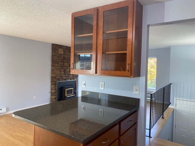 Building Photo - 4bd/1.75ba Carnation House