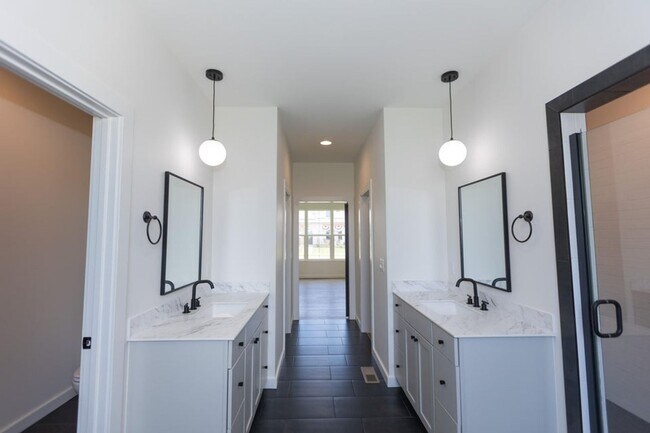 Building Photo - Executive Property located in Republic with a "furnished option" Don't miss this showstopper!!