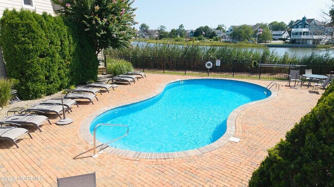 Building Photo - 10 Watersedge