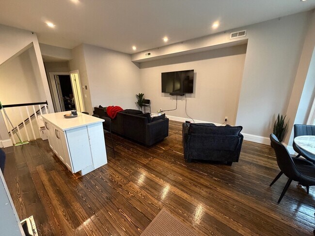 Building Photo - 781 Parker St