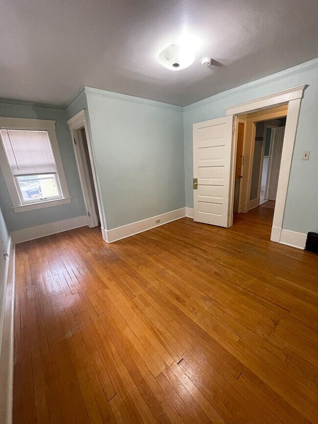 Building Photo - 914 Vaughn St