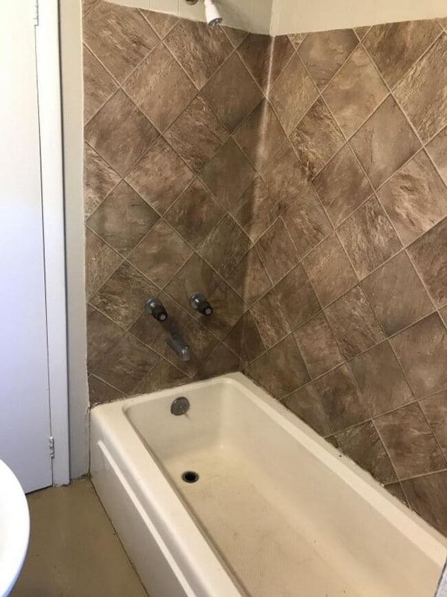 Building Photo - 17 E Louther St