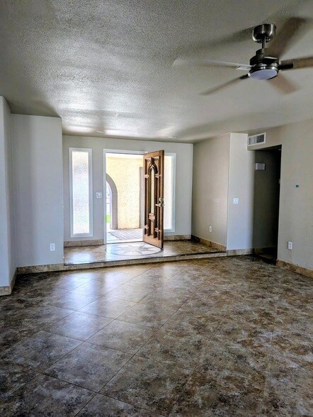 Building Photo - 1016 W Manhatton Dr