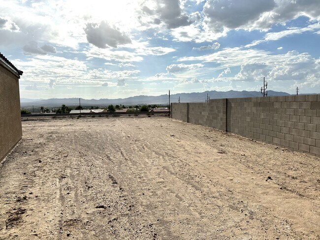 Building Photo - 4 bedroom, 2 bathroom Mystic Canyon Gem