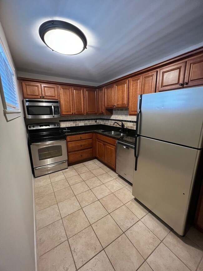 Building Photo - 2 Bed 1 Bath condo in gated community!