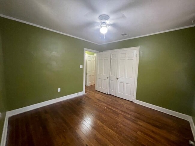 Building Photo - 1 bedroom duplex with washer and dryer