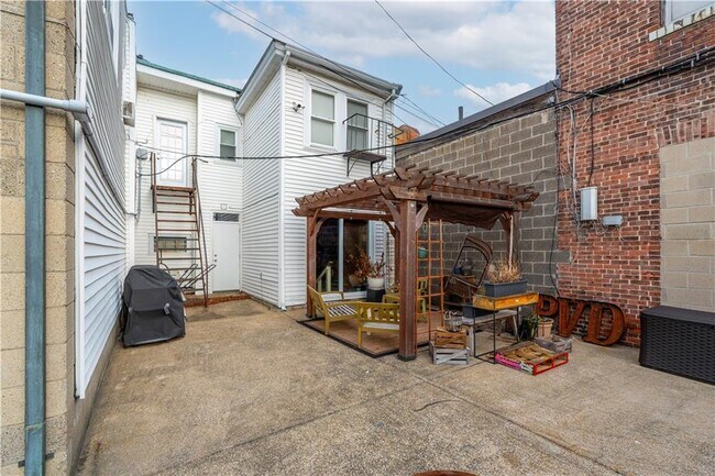 Building Photo - 170 Broadway