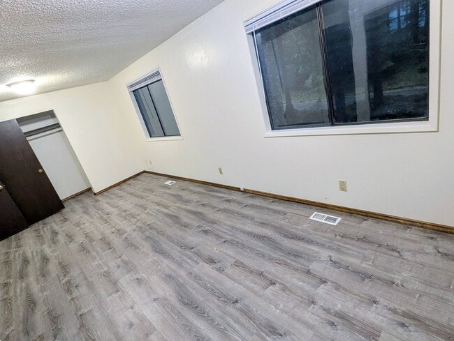 Building Photo - 4 BD/2BA Single Family Home in Dredge Lake area