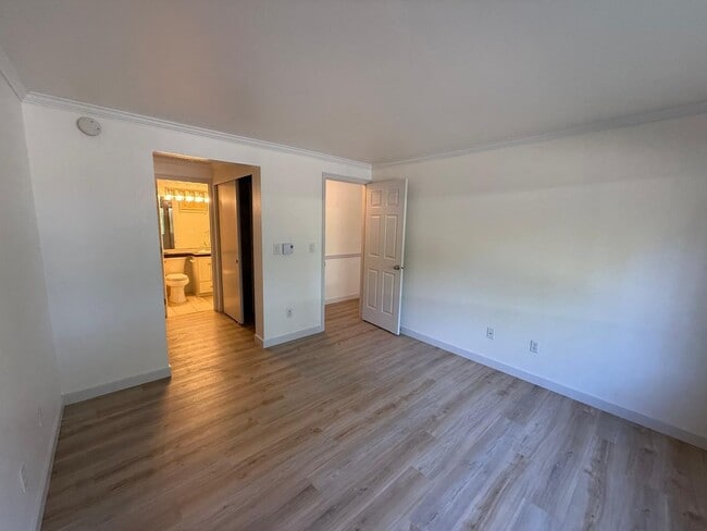 Building Photo - Two Bedroom Two Bathroom In Mountlake Terrace