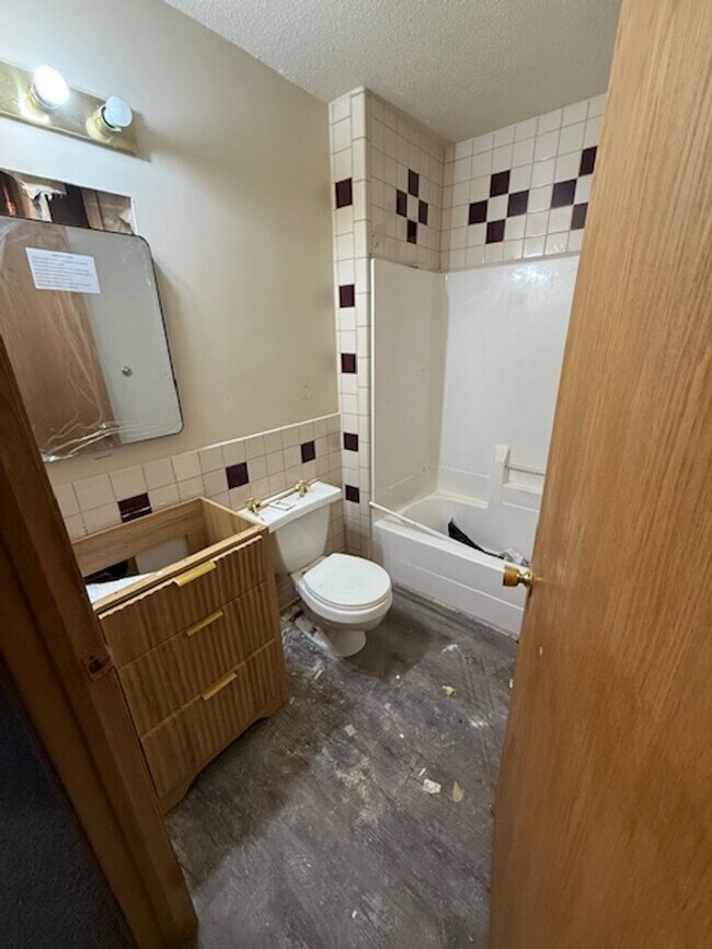 Building Photo - Large 5 bedroom home with updates in quiet neighborhood