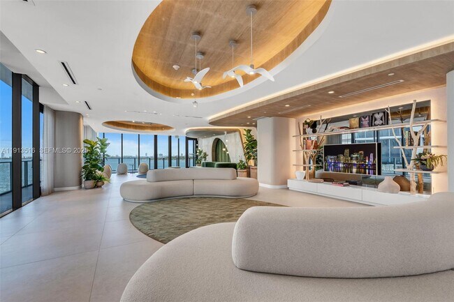 Building Photo - 700 NE 24th St