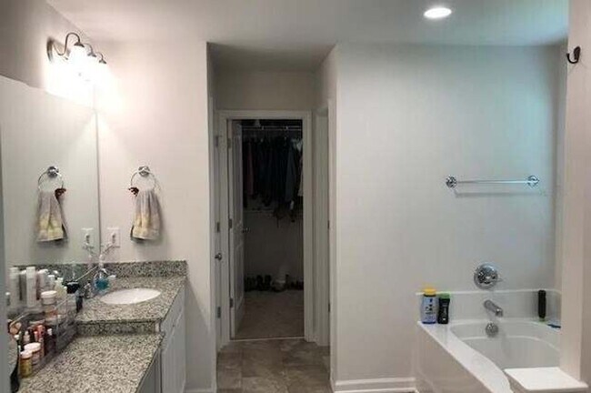 Building Photo - 4Bed/2.5Bath 2729 sq ft home located in Burnside Farms