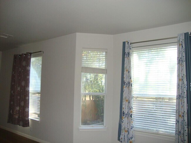 Building Photo - 503 Ambrose Dr