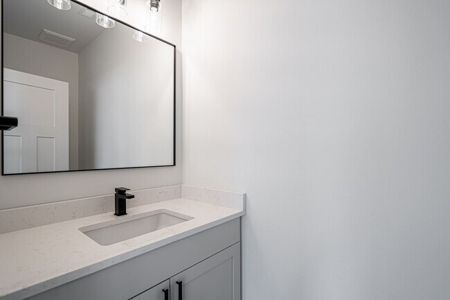 Building Photo - Newer Construction! 3 bed/2.5 bath, double garage, central heat/air, VIEWS!