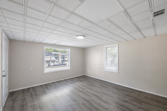 Building Photo - Cute St Pete Bungalow 3/1