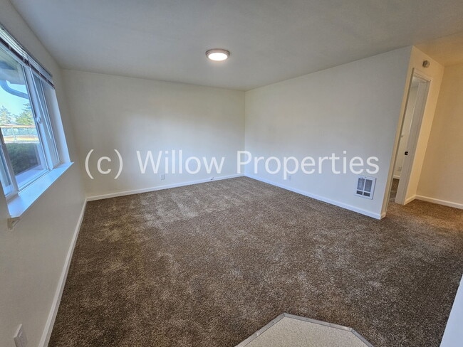 Building Photo - Cozy one bedroom duplex