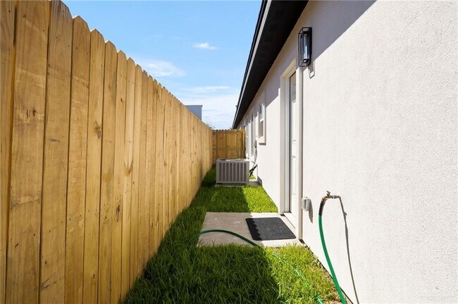 Building Photo - 31 Dragonfly St