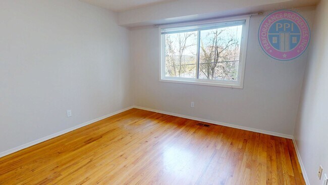 Building Photo - Lake Oswego/ Palisades - Hardwoods, Finished Daylight Basement with Bonus Rooms, Pet Friendly