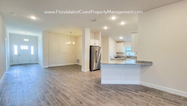 Building Photo - IMPRESSIVE  4 BED/3 BATH HOME WITH LARGE F...
