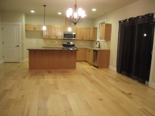 Building Photo - Beautiful 4 Bedroom Home Great Location  - available NOW !!!!