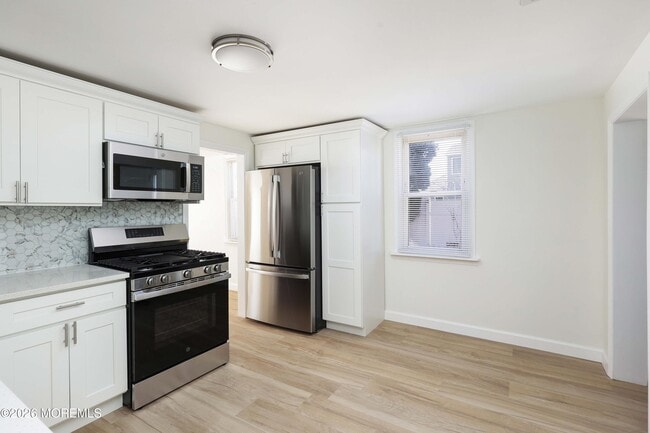 Building Photo - 127 7th St