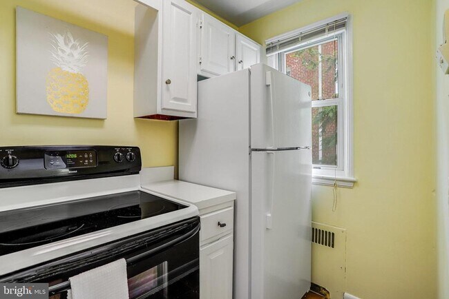 Building Photo - 4004 Beecher St NW