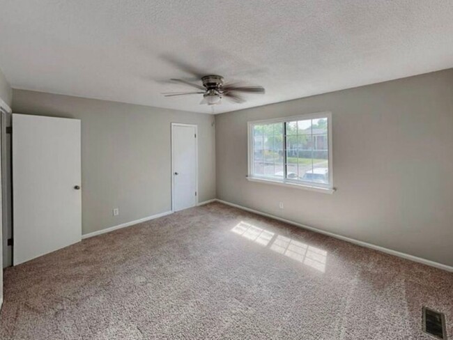 Building Photo - 2 Bedroom Townhome in Chapel Hill
