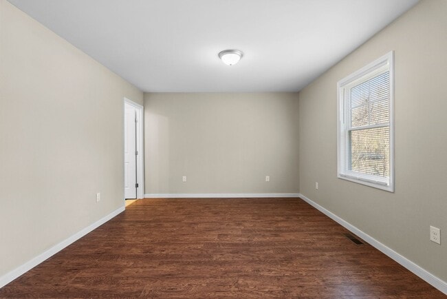 Building Photo - 3-Bedroom in Town of Farmville with Privacy and Convenience!