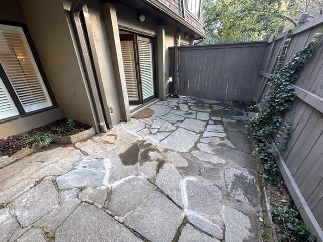 Fenced in slate courtyard - 25 Ivy Sq NE